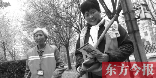 　徐大媽（右）拿著自制的英語卡片認真學(xué)習