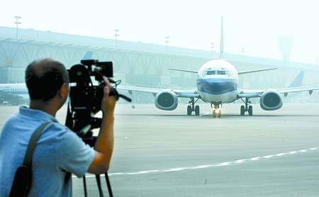 　8月28日，一架嶄新的波音737-800型飛機(jī)平穩(wěn)降落在鄭州新鄭國際機(jī)場。