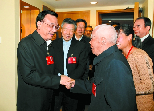 11月5日下午，中共中央政治局常委、國務(wù)院副總理李克強(qiáng)親切看望了參加中國共產(chǎn)黨第十八次全國代表大會的
