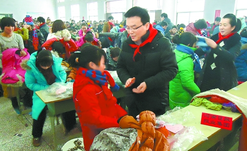 1月20日，省直團(tuán)工委組織19個(gè)省直廳局的38名青年干部，來(lái)到三門(mén)峽市澠池縣果園鄉(xiāng)，開(kāi)展“大手拉小手