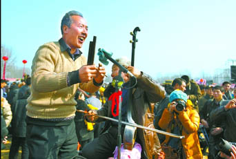 2月22日，寶豐馬街書會(huì)上，說書藝人正在表演。記者 史長來 攝
