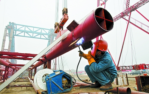 2月25日，在跨越南水北調(diào)總干渠的鄭州新鄭南段十里鋪公路橋施工現(xiàn)場，建設(shè)者在緊張地施工。