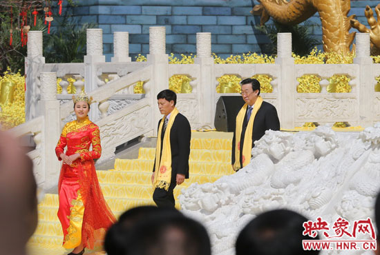 　河南省委書記、省人大常委會主任郭庚茂，河南省省長謝伏瞻敬獻花籃。映象網(wǎng)記者 邵恰 攝