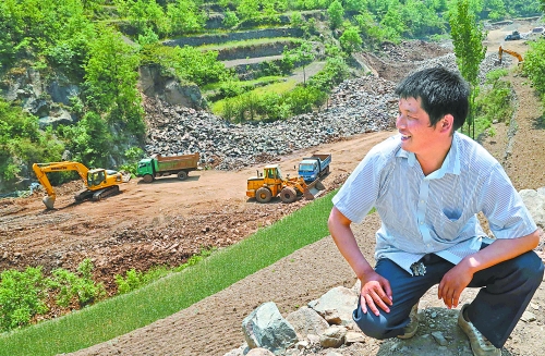 　　5月5日，魯山縣趙村鄉(xiāng)關(guān)岈村青年時(shí)軍偉看著正在建設(shè)的兩座小型水庫(kù)開心地笑了。他1994年開始外出