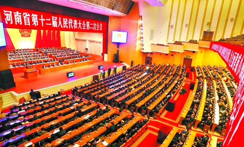　4月1日下午，河南省第十二屆人民代表大會(huì)第二次會(huì)議在省人民會(huì)堂開幕。 記者 郭 宇 董 亮 攝