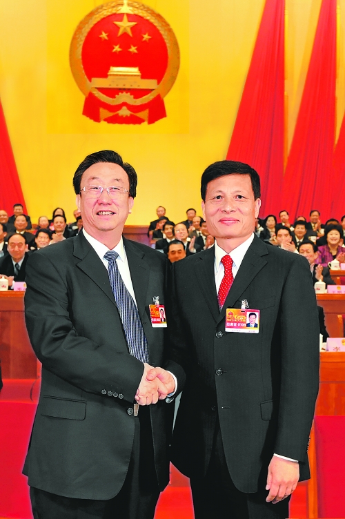 4月2日上午，新當(dāng)選的省人大常委會(huì)主任郭庚茂與新當(dāng)選的省人民政府省長(zhǎng)謝伏瞻親切握手。郭宇 董亮 攝