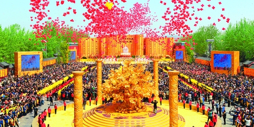 癸巳年黃帝故里拜祖大典于4月12日上午在新鄭舉行，來自海內(nèi)外的炎黃子孫，共同祭拜中華民族的人文始祖軒
