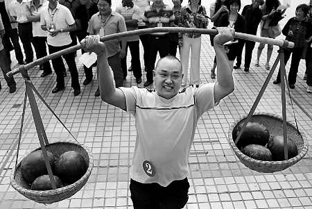 節(jié)會現(xiàn)場，一位瓜農(nóng)正在表演西瓜舉重。