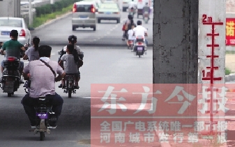 昨日，鄭州市航海路與京廣鐵路立交橋下，用紅線標(biāo)注的“水位警戒線”