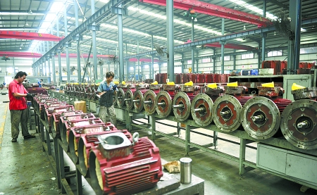 8月9日，南陽微特防爆電機(jī)有限公司員工生產(chǎn)出口訂單產(chǎn)品。