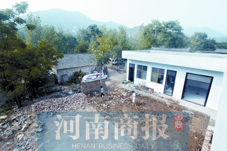 新校舍旁邊，是徐云玲和學(xué)生們用了多年的石頭校舍 河南商報(bào)記者 鄧萬(wàn)里/攝