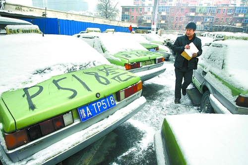 　12月21日，工作人員正在登記套牌出租車、假出租車