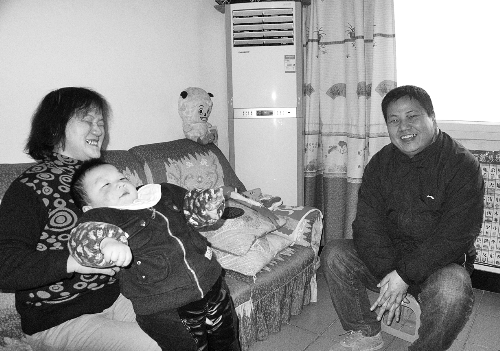 恩人找到了、飯碗保住了，張新明（右）與原竹青都開(kāi)心地笑了。