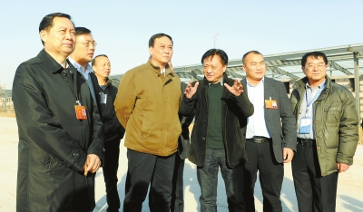　　鄭州手拉手集團(tuán)董事長(zhǎng)賈長(zhǎng)明（右三）向省農(nóng)業(yè)廳廳長(zhǎng)朱孟洲（右四），省政府副秘書長(zhǎng)、省政府駐京辦主任