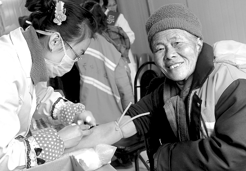 1月14日，汝南縣為全縣460多名環(huán)衛(wèi)工人免費(fèi)進(jìn)行心電圖、胸透等13項(xiàng)健康檢查，并建立了個(gè)人健康檔案