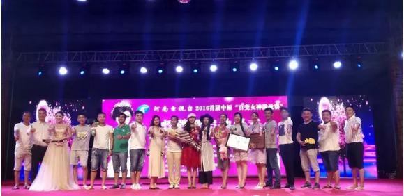大賽總導(dǎo)演王軍嶺先生親臨現(xiàn)場(chǎng)，為報(bào)名點(diǎn)指導(dǎo)工作