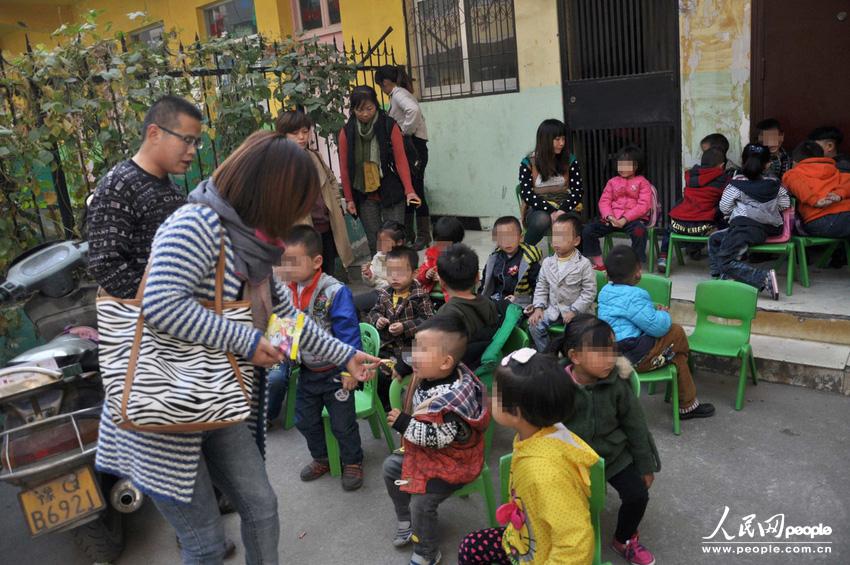 河南駐馬店市高新區(qū)一休幼兒園大門外聚集了數(shù)十位孩子家長,他們是來送孩子上學(xué)的,可是幼兒園大門卻被兩輛面包車?yán)锿舛滤?。周一一大早就遇到這事,不少家長特意給單位請假替孩子討要說法。
