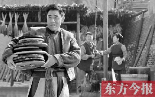陳寶國(guó)在《大河兒女》中飾演男一號(hào)、燒制鈞瓷的手藝人賀焰生