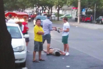 外籍男子當(dāng)街肩扛、腳踏醉漢