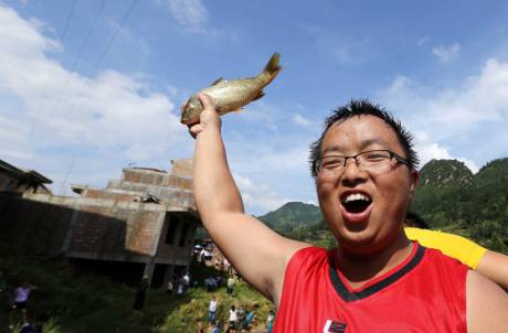 廣西舉辦鬧魚節(jié) 上萬(wàn)人水塘抓魚