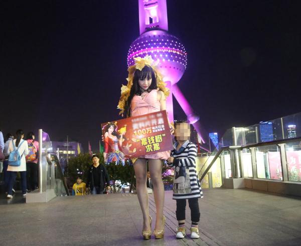 女子鬧市扮成“搖錢樹” 無人敢搖 女子鬧市扮成“搖錢樹” 無人敢搖