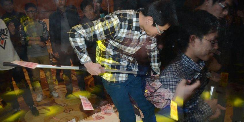 上海一企業(yè)年會 員工限時撈百元大鈔 上海一企業(yè)年會 員工限時撈百元大鈔