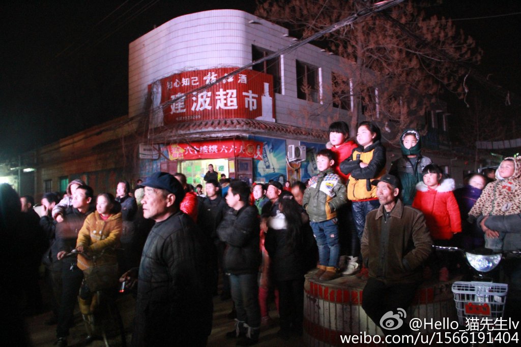 邯鄲農村辦葬禮 請女郎跳脫衣舞助興