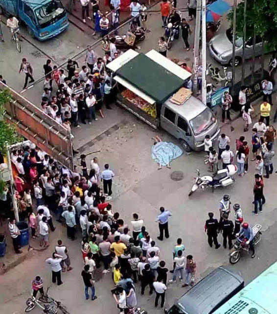 兩裸女在惠州鬧市狂奔 兩裸女在惠州鬧市狂奔