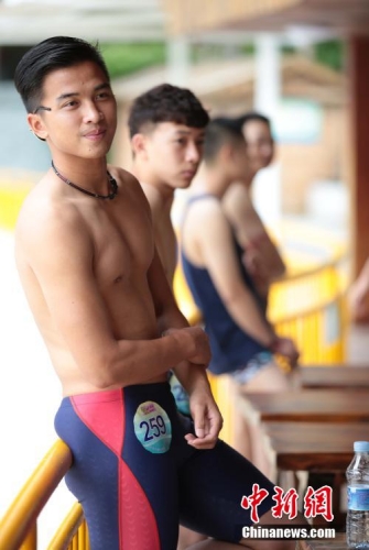 學(xué)生參加?；ㄐ２荽筚?穿比基尼秀身材