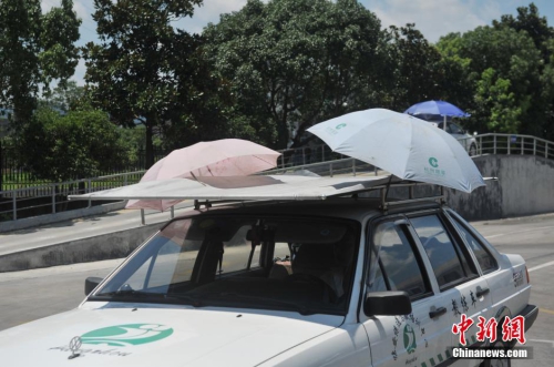 杭州一駕?，F(xiàn)遮陽新招 教練車車頂撐傘