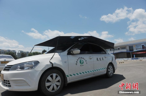 杭州一駕?，F(xiàn)遮陽新招 教練車車頂撐傘