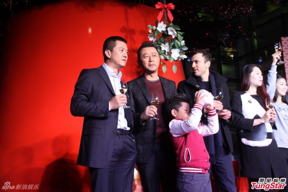 李亞鵬、郭濤父子相活動(dòng)