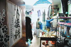 寢室門上的招貼表達(dá)了學(xué)生們的愿望，其實(shí)不逃課、少逃課才是不掛科的保證