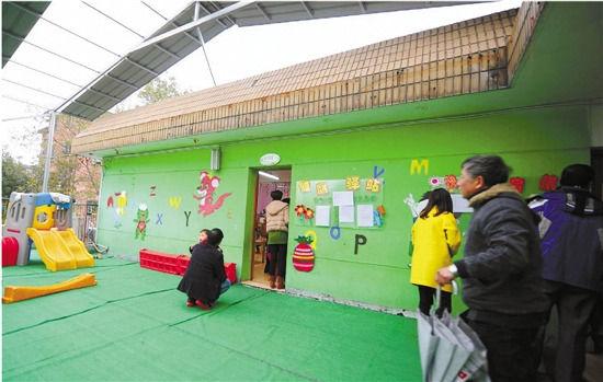 因?yàn)榕卵b修后的氣味影響孩子的健康，包括小葉在內(nèi)，很多家長(zhǎng)找到園方，要求換教室.