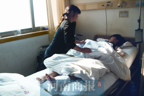 14歲的小美躺在病床上，左腿摔傷的部位還纏著繃帶