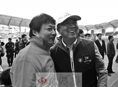 比賽結(jié)束后，老胡熱情擁抱老唐。
