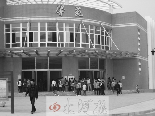 學(xué)生們排隊(duì)進(jìn)入食堂就餐，對(duì)于統(tǒng)一15元的收費(fèi)標(biāo)準(zhǔn)，不少學(xué)生和家長(zhǎng)很不理解。