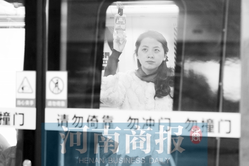首個上班高峰，地鐵乘客以年輕的上班族為主
