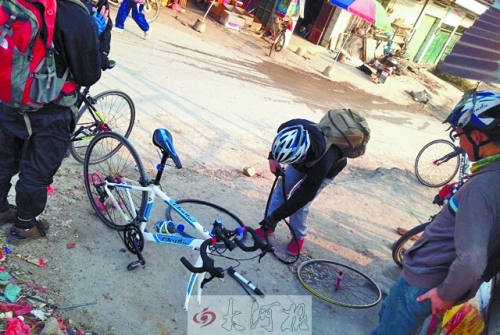 運(yùn)氣不好，十分鐘被扎了兩次胎，只能自己修車。