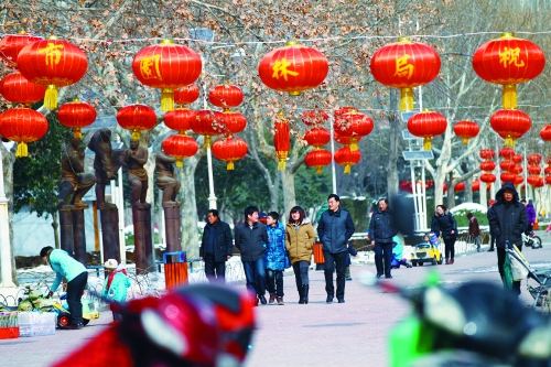 昨天，鄭州市文博廣場上已掛起了燈籠。