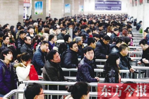 鄭州火車站迎來節(jié)后最后一波客流高峰。昨日，售票廳內(nèi)人頭攢動