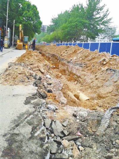 文化路大修改造工程，目前西半幅圍擋已基本鋪設(shè)到位。