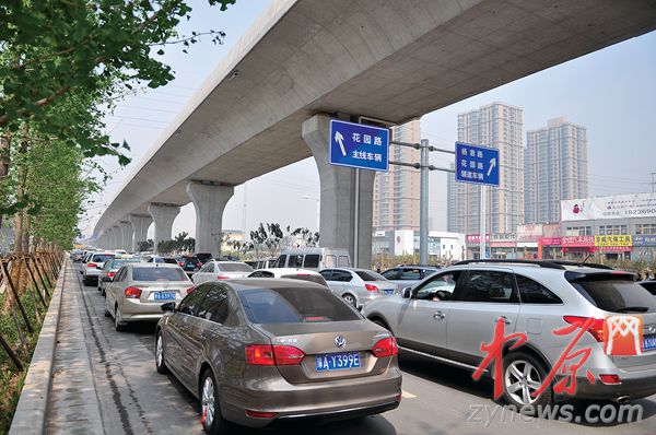 高峰期時(shí)的北三環(huán)花園路口 高峰期時(shí)的北三環(huán)花園路口