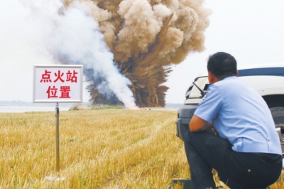 民警點火，引爆爆炸物品。