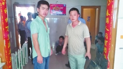 在吳文舉老師的幫助下，王強強（左）從傳銷窩點成功脫險。