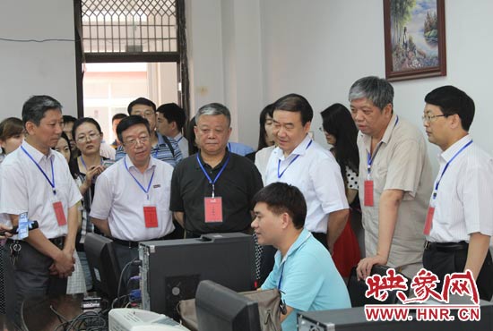 在評卷質檢組,工作人員介紹說,今年有四級質檢(即小組質檢、題組質檢、學科質檢、省質檢),確保嚴把質量