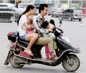帶著孩子騎電動車，安全一定要放在第一位。