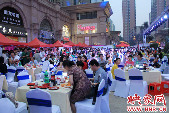 活動(dòng)場(chǎng)面火爆,600多人免費(fèi)大聚餐。