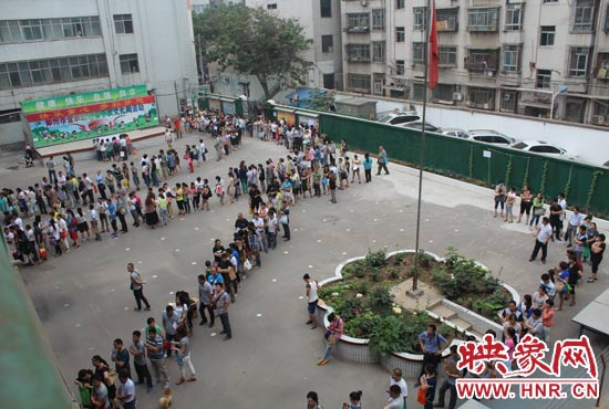 報(bào)名現(xiàn)場從一大早便已排起了長龍。