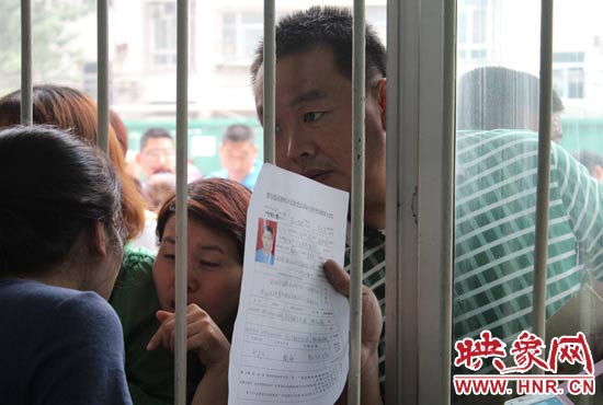 不少家長擠在報(bào)名窗口前咨詢報(bào)名事宜。